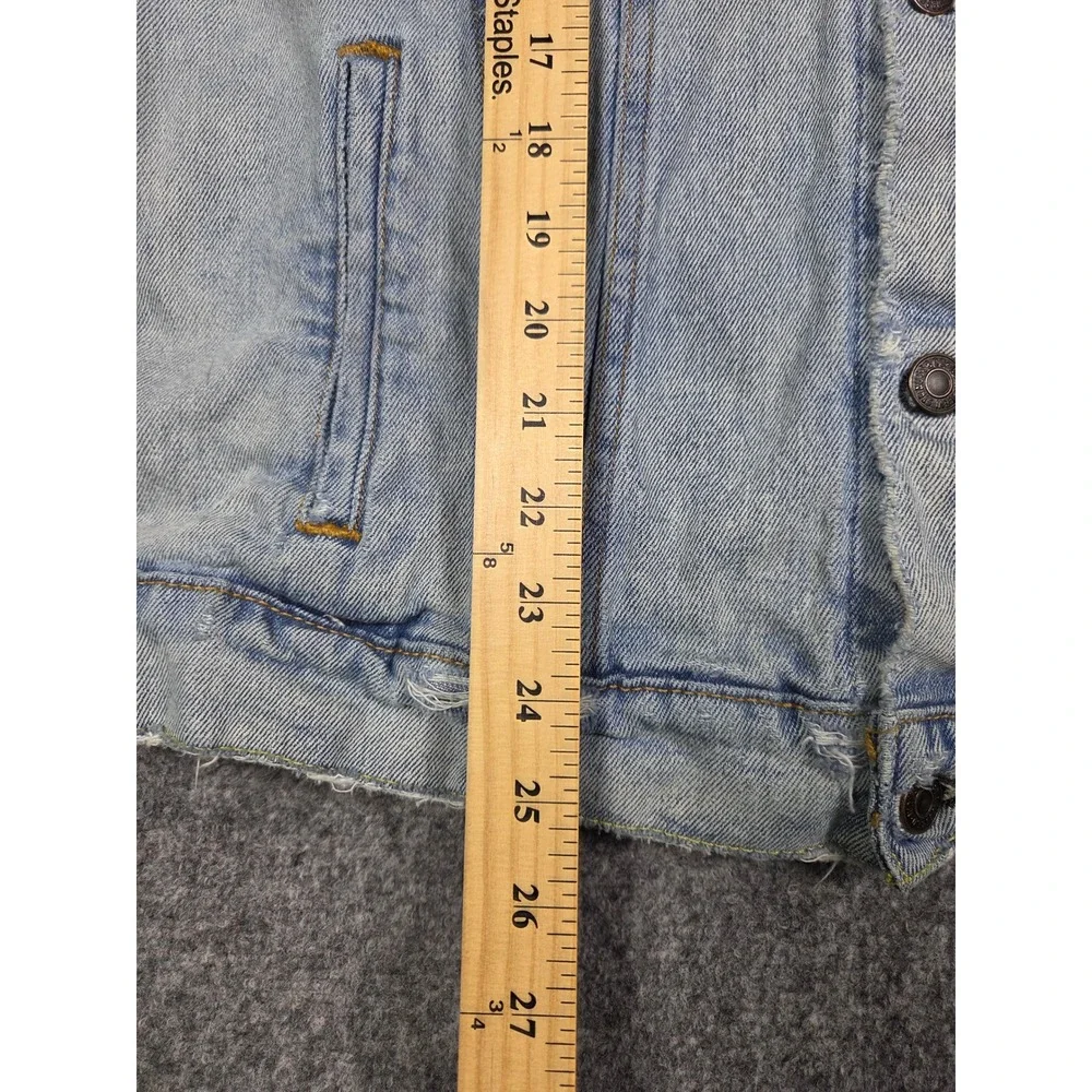 Levis Denim Trucker Jacket Mens M Blue Light Wash Frayed Hem Trucker